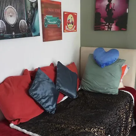 Large Comfortable Annex. Sleeps 4. Vendégház *