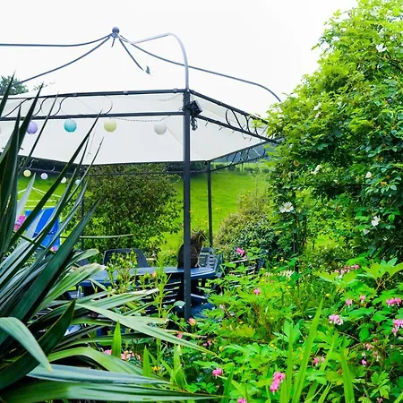 Large Comfortable Annex. Sleeps 4. Vendégház *