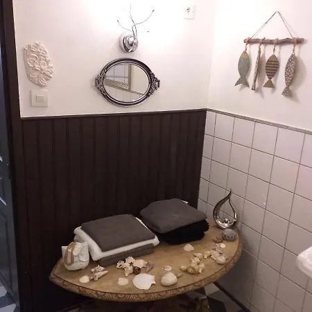Large Comfortable Annex. Sleeps 4. Vendégház *